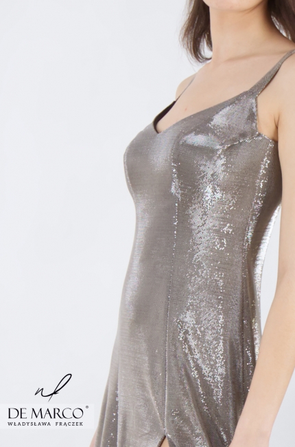 Srebrna sukienka o długości maxi z cienkimi paseczkami zamiast rękawków i zmysłowym rozcięciem Idalia
