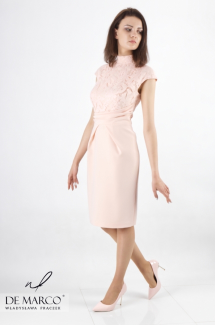 Jasno różowa sukienka Britta zaprojektowana przez Władysławę Frączek - znaną stylistkę i projektantkę mody z Małopolski, Modne sukienki na wesele dla mamy XL