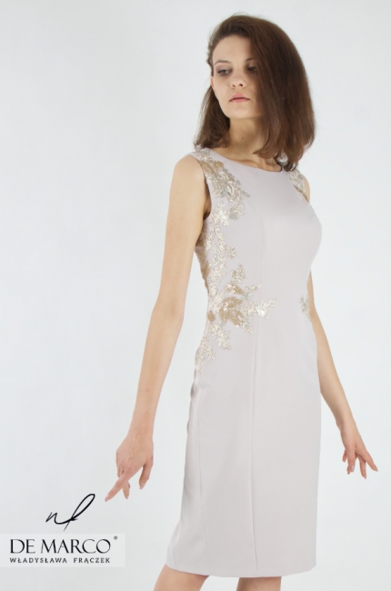 Ekskluzywna klasyczna sukienka ołówkowa w odcieniach beżu idealna na wesele. Zdobione koronką luksusowe sukienki dla Mamy Wesela. Sklep internetowy De Marco