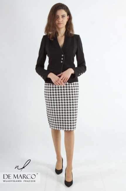 Kostium damski do biura. Komplet biznesowy składający się z żakardowej spódnicy i czarnego żakietu.