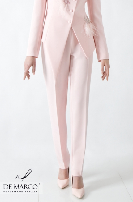 Kostiumy damskie ze spodniami to piękna wizytowa kreacja o nietypowym fasonie szytym na miarę w Salonie Mody De Marco.