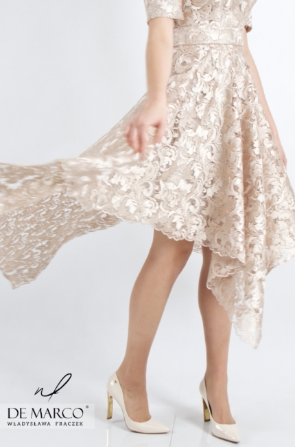 Złote stylizacje na wesele 2022. Koronkowa sukienka od projektanta