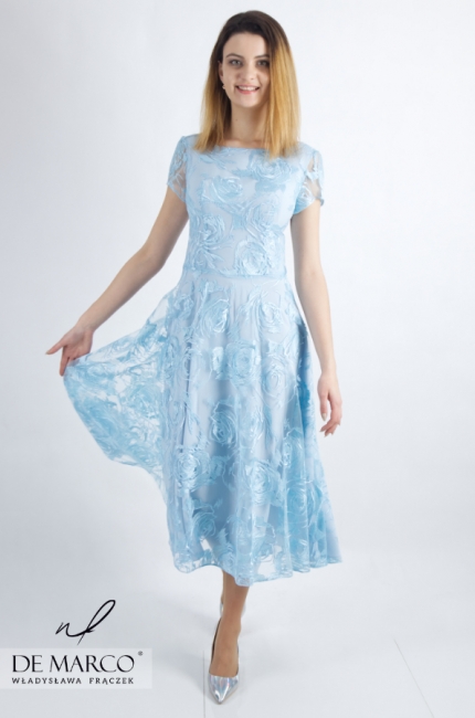 Markowe, lekkie sukienki wizytowe na wyjątkowe okazje. Najmodniejsze haftowane niebieskie sukienki na wesele.