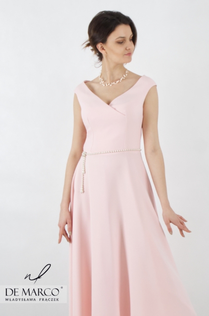 Luksusowa gładka różowa sukienka w typie maxi na przyjęcie ślub wesele komunię. Najpiękniejsze stylizacje na wiosnę lato 2022