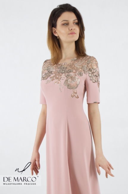Zjawiskowe eleganckie rozkloszowane sukienki koronkowe z cekinami. Suknia różowa krótki rękaw. Zachwycające stylizacje na ślub i wesele 2022