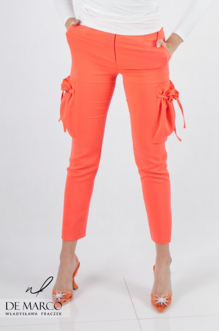 Ekskluzywne letnie stylizacje damskie ze spodniami. Letnie pomarańczowe dopasowane spodnie damskie cargo