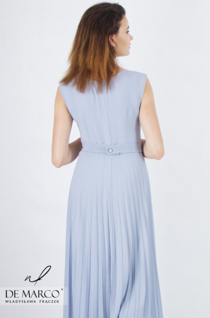 Luksusowa jasnoniebieska sukienka midi koktajlowa z plisowaniem. Najmodniejsze sukienki na wesele