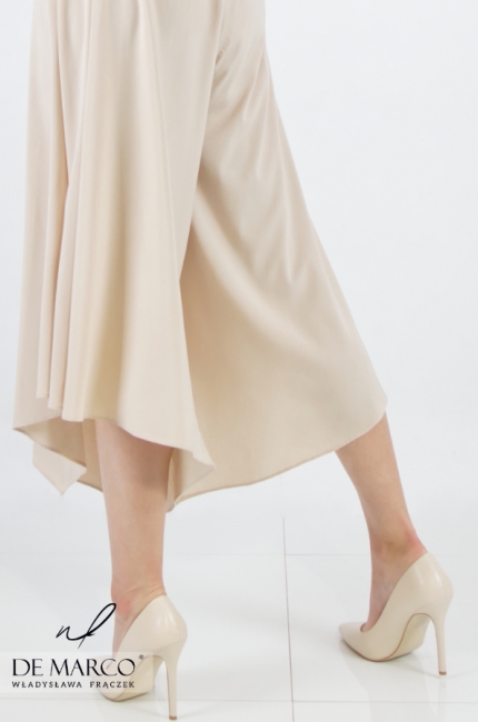 Romantic beige summer women's trouser suit with Spanish neckline. Made to measure De Marco