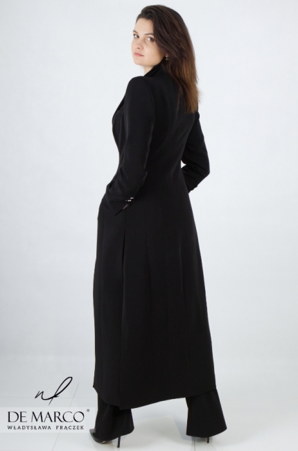 An exclusive black dress coat sewn in Poland with slits and shoulder pads. The most fashionable transitional coats from the Polish designer Władysława Frączek De Marco