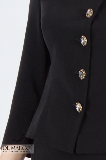 Stylowa garsonka kostium czarny z rękawkiem 3/4. Modne stylizacje do biura na spotkania biznesowe w kolorze czarnym