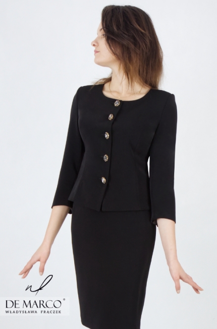 Szyta w Polsce czarna ekskluzywna prosta garsonka podkreślająca sylwetkę. Polski producent luksusowej odzieży damskiej De Marco