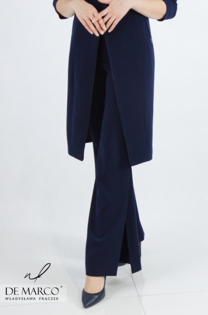 A smooth navy blue coat over the knee with a transitional dress. Fashionable transitional women's coats from the Polish designer Władysława Frączek