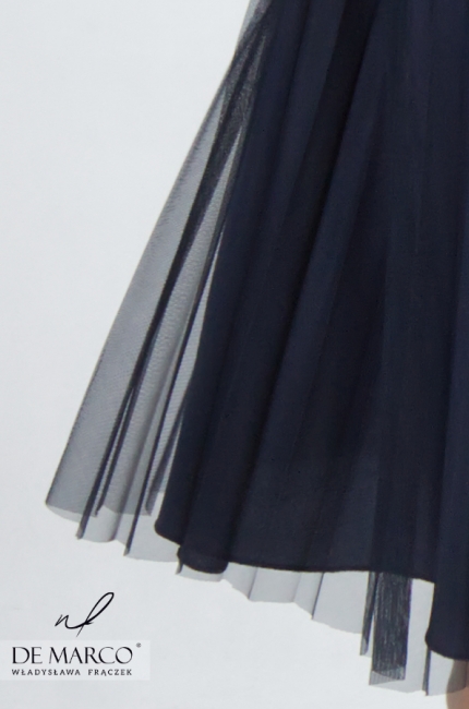 Zmysłowa elegancka sukienka długa koktajlowa z plisowaniem. Granatowe stylizacje wieczorowe od polskiego producenta De Marco