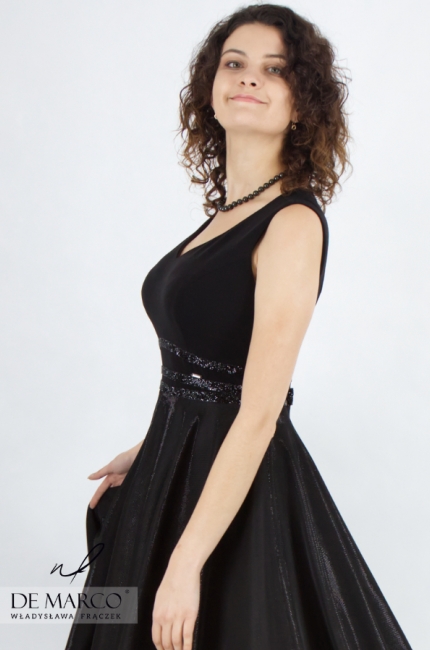 Klasyczna gładka suknia czarna midi rozkloszowana  z ozdobną talią. Szycie na miarę De Marco