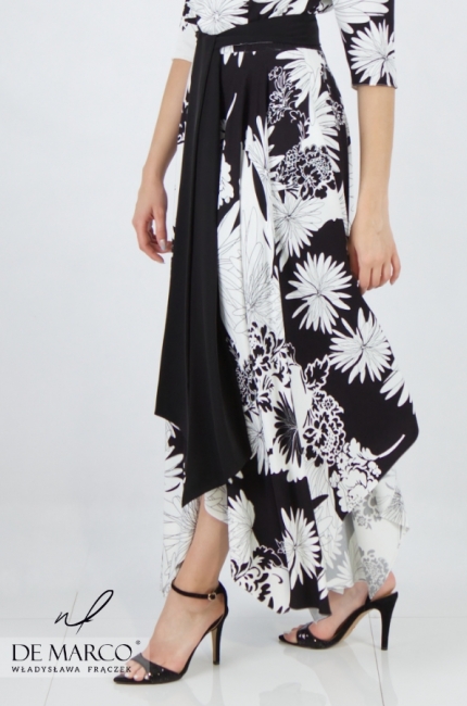 Luxurious long flared dress in black and white. Fashionable waist slimming dresses from the Polish manufacturer De Marco