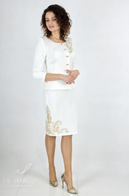 Najmodniejsza stylizacja ślubna w odcieniach bieli. Kostium garsonka damska ślubna 2023