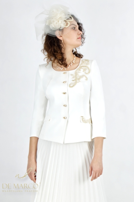 Nowoczesna, kobieca stylizacja do ślubu. Żakiet krótki ślubny w odcieniach bieli z długą plisowaną białą spódnicą. Szycie na miarę De Marco