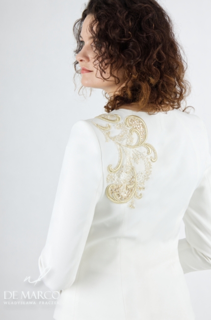 Szyty w Polsce biały garnitur damski z haftem królewskim. Oryginalne nowoczesne białe spodnium do ślubu