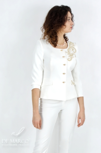 Najmodniejsze stylizacje białe ślubne damskie. Garnitury i kostiumy damskie ze spodniami do ślubu