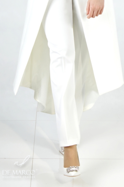 Szyty w Polsce ekskluzywny biały garnitur spodnium z przedłużaną marynarką o asymetrycznym fasonie. Sklep internetowy De Marco