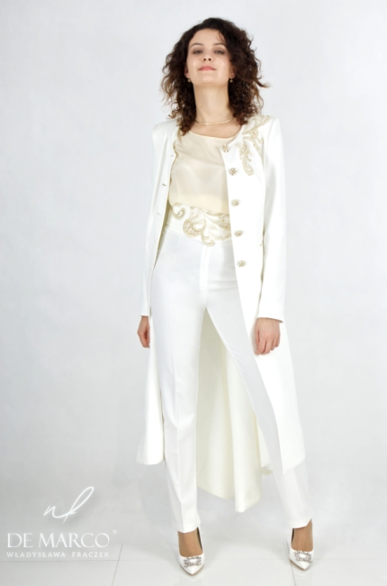 Biały ślubny kostium damski ze spodniami i lekkim płaszczykiem. Luksusowe akcesoria ślubne - szeroki pas ślubny z ręcznie naszywaną aplikacją