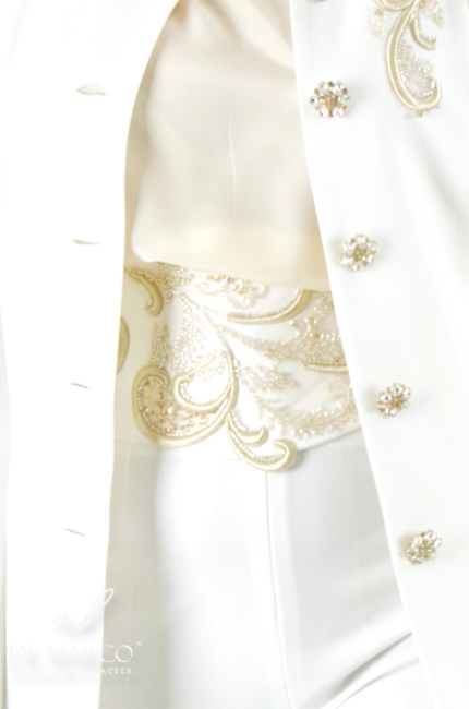 Zjawiskowy zestaw do ślubu ze spodniami 30+40+50+ Luksusowy biały komplet z lekkim płaszczem i ślubnym pasem. Sklep internetowy De Marco