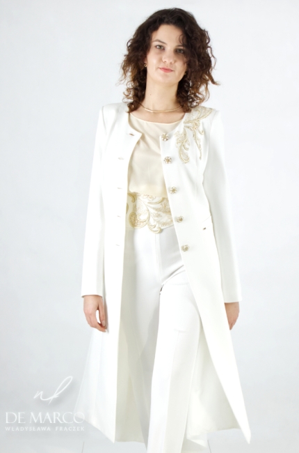 Luksusowy biały płaszcz asymetryczny ze spodniami i szerokim pasem ślubnym.