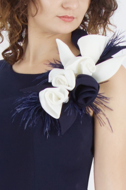 Najmodniejsza granatowa sukienka ołówkowa na wesele Komunię Chrzciny premierę. Modne granatowe sukienki jak mała czarna. Sklep internetowy De Marco