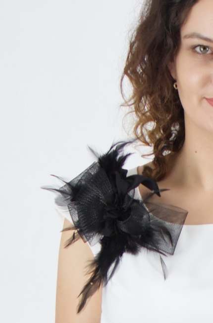 Romantyczna przypinka broszka damska czarne pióra. Modne dodatki i akcesoria damskie do stylizacji wyjściowych. Sklep internetowy De Marco