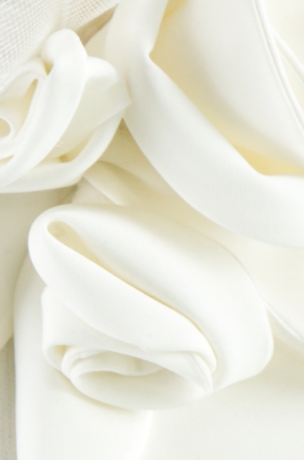 Stylowa biała sukienka ślubna mini bez rękawków. Modne stylziacje ślubne z paskiem ozdobnym z dopinaną spódnicą