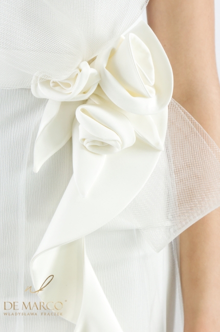 Romantyczna sukienka wizytowa biała ze spódnicą maxi dopinaną na pasku ozdobnym. Sklep internetowy De Marco