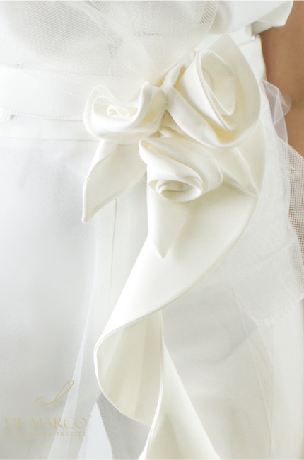 Biała spódnica maxi mgiełka na pasku z kompozycją kwiatową. Stylowe białe dodatki ślubne na uroczystości i przyjęcia. Sklep internetowy De Marco
