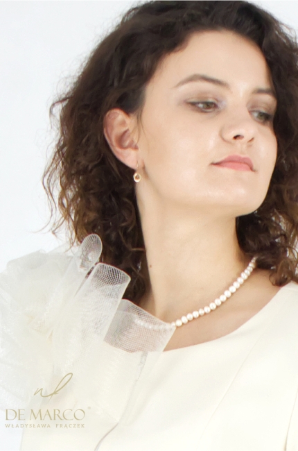Elegant brooch pin to the wedding dress of the wedding costume. Fashionable accessories and wedding accessories from the Polish manufacturer De Marco