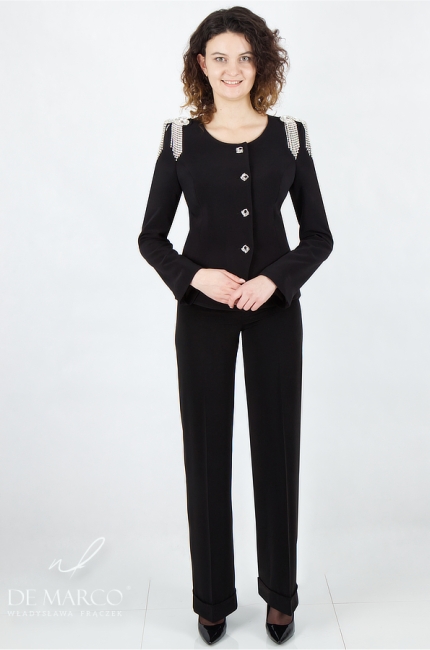 Nowoczesny czarny garnitur damski wizytowy biznesowy łatwy w stylizacji. Wyszczuplający czarny garnitur z wieczorowymi biżuteryjnymi pagonami. Sklep internetowy De Marco