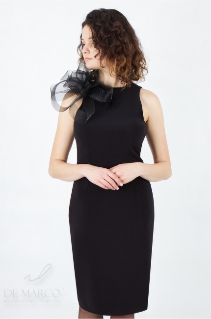 Gładka sukienka w stylu "małej czarnej". Najmodniejsze stylizacje wieczorowe z ozdobną ręcznie robioną broszką. Sklep internetowy De Marco