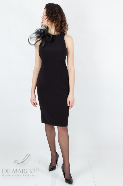 Klasyczna gładka wieczorowa sukienka z przypinką broszką. Mała czarna od projektanta. Sklep internetowy De Marco