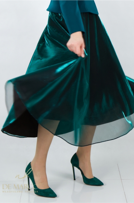 Komplet wyjściowy kobiecy żakiet zielony ze spódnicą. Stylizacje w zieleni idealne na wesele Komunię jubileusz przyjęcie biznesowe 2023. Szycie na miarę sklep internetowy De Marco