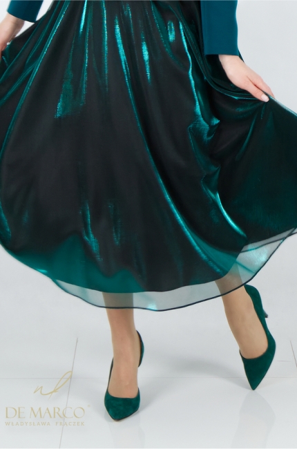 Romantyczna spódnica rozkloszowana błyszcząca w zestawie z żakietem. Modne zielone stylizacje na Komunię 2023