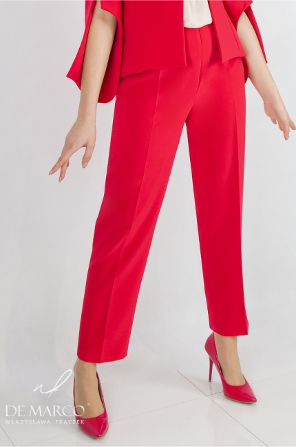 Romantyczne nowoczesne spodnium damskie czerwone wyszczuplające. Wizytowe komplety ze spodniami od polskiego producenta De Marco