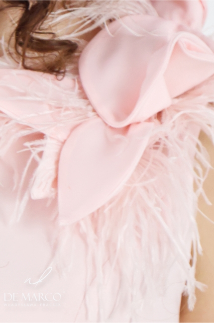 Romantyczna prosta ołówkowa sukienka wizytowa z luksusową ręcznie robioną przypinką z piórami. Sklep internetowy De Marco