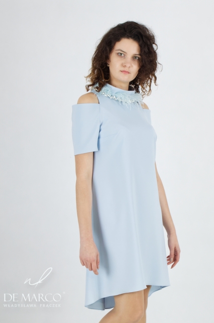 Wiskozowa sukienka z dłuższym tyłem asymetryczna. Modne niebieskie stylizacje zdobione piórami. Szycie na miarę De Marco