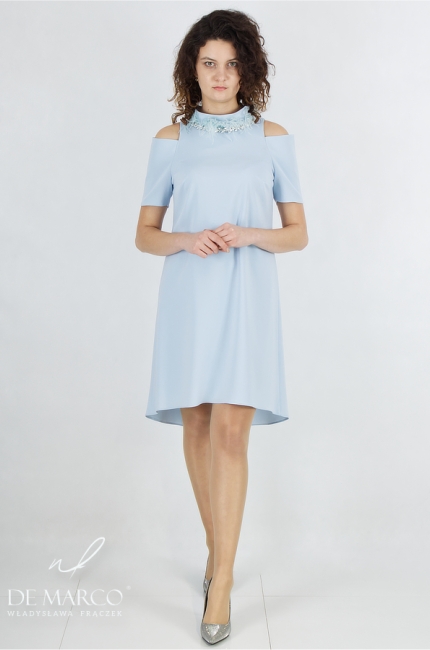 Elegant short cocktail dress extended at the back with a decorative stand-up collar. De Marco online store