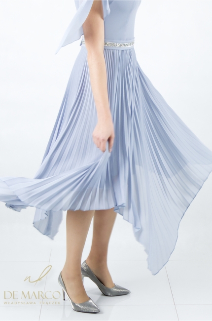 Najmodniejsze plisowane sukienki midi asymetryczne. Polski producent De Marco