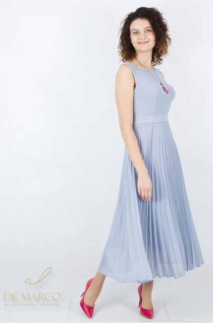 Stylowe sukienki rozkloszowane plisowane w odcieniu pastelowego niebieskiego. Szycia na miarę De Marco