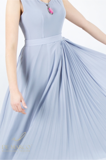 Modna sukienka wizytowa plisowana z szyfonu w kolorze niebieskim. Sklep internetowy De Marco