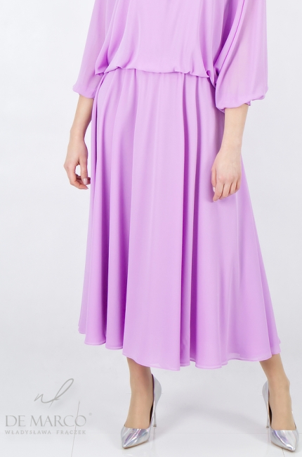 Najmodniejsze letnie stylizacje w kolorze fioletowym. Sukienka szyfonowa midi o luźnym fasonie. Sklep interneotowy De Marco