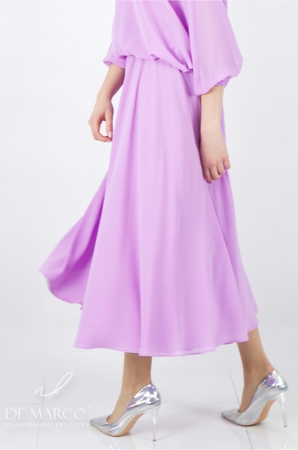 Modna sukienka midi w kolorze pastelowego fioletu. Eleganckie luźne sukienki plus size. Sklep internetowy De Marco
