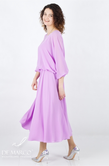 Szyta w Polsce luźna sukienka wyjściowa szyfon w kolorze pastelowego fioletu. Najmodniejsze szyfonowe sukienki na lato. Sklep internetowy De Marco