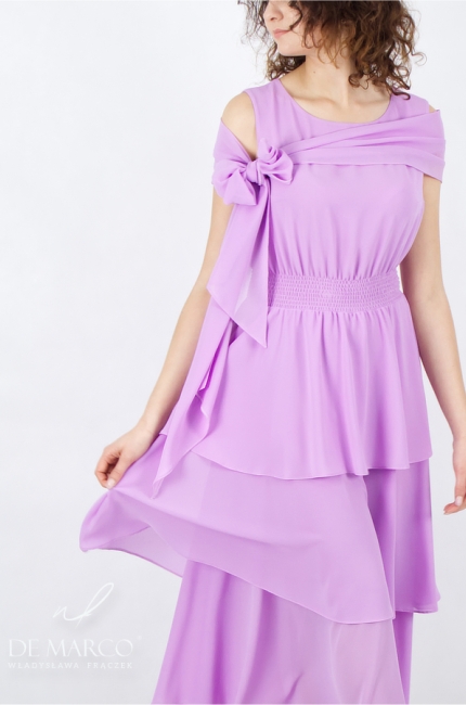 Szyta w Polsce sukienka wizytowa maxi midi w falbanami w kolorze pudrowego fioletu. Sklep internetowy De Marco