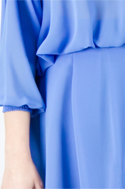 Wyjątkowe eleganckie kreacje midi w odcieniach niebieskiego. Modne sukienki szyfonowe z rękawkiem 3/4. Sklep internetowy De Marco